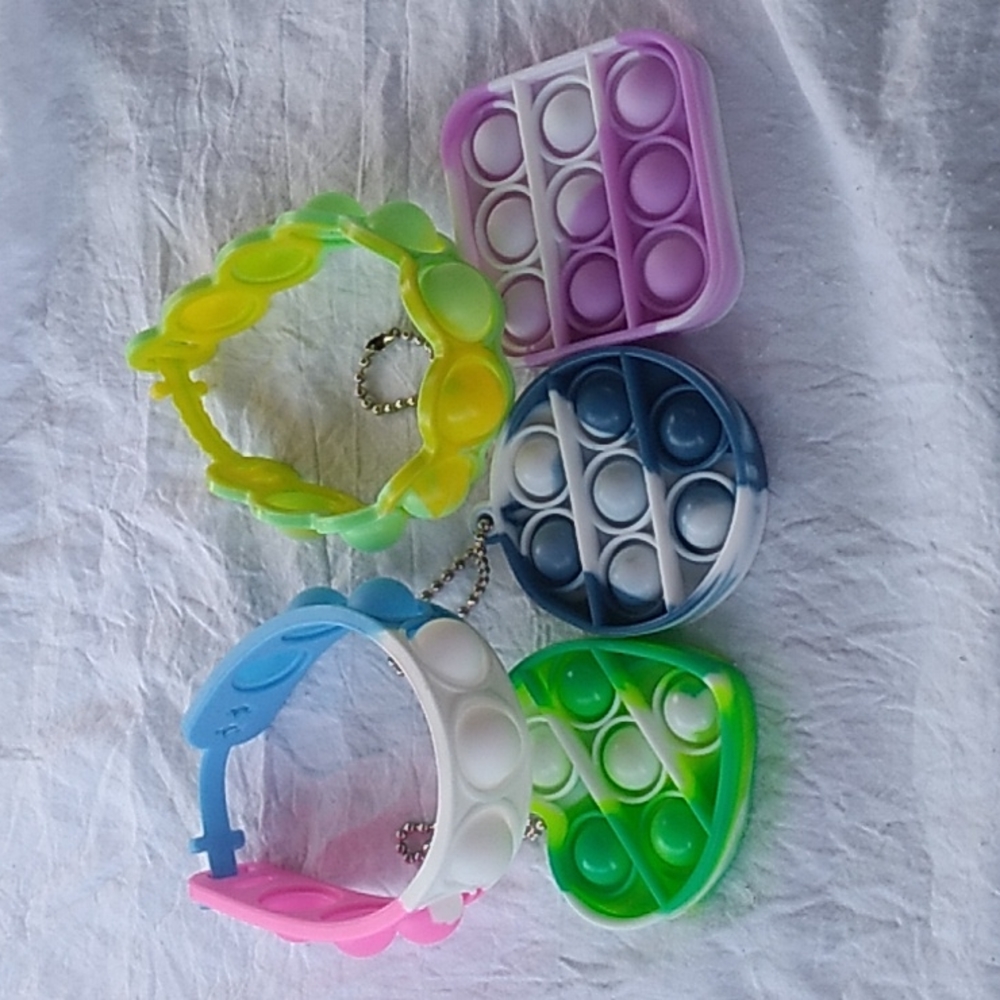 5 piece pop it fidgeting tools. 2 bracelets and 3 keychains Lot # 7